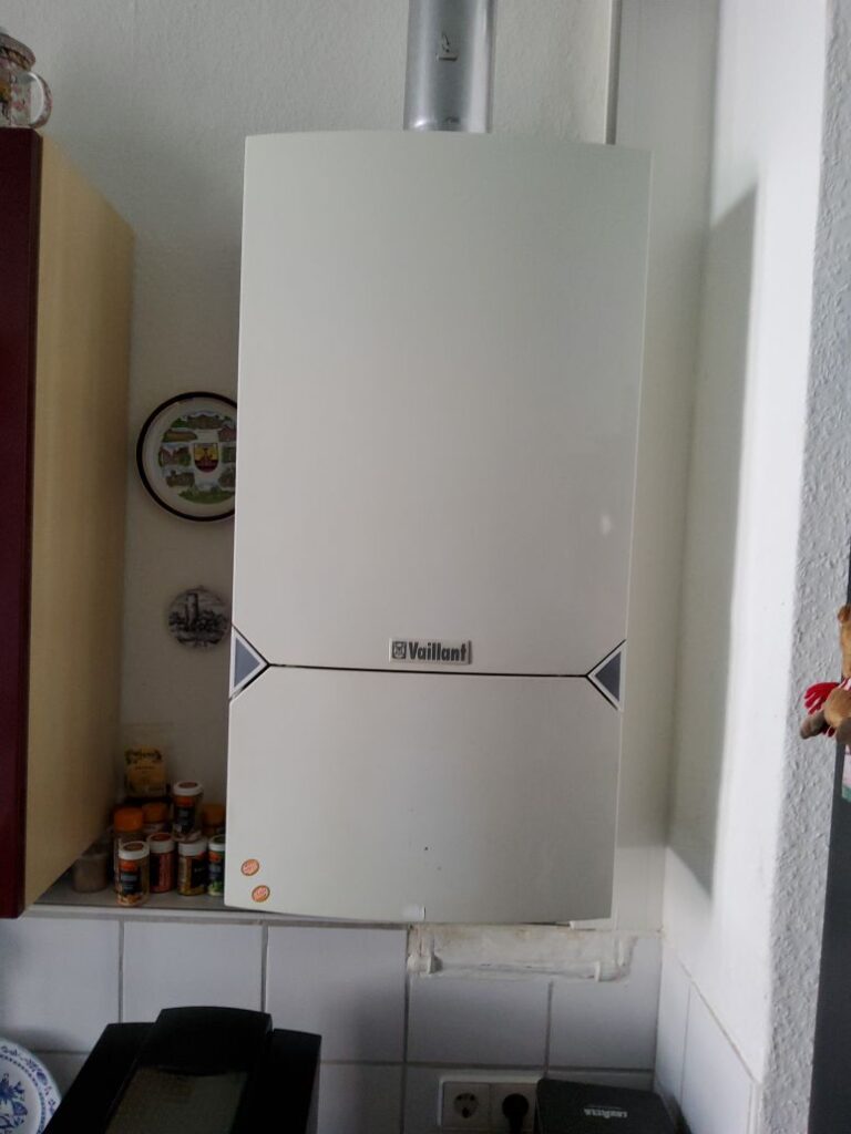 Altes wandhängendes Vaillant-Gas-Heizwertgerät vor dem Austausch