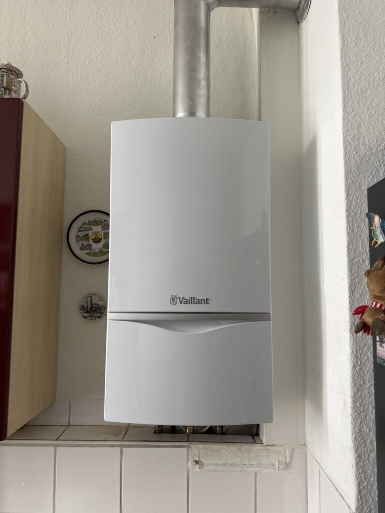 Neu montiertes Vaillant-Gas-Heizwertgerät einer Etagenheizung nach dem Austausch